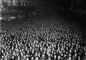 Multitud en Courtenay Place, Wellington, cerca de 1939, fotografiada por Sydney Charles Smith. S C Smith Collection, referencia número: 1/2-048351-G Alexander Turnbull Library, Wellington, Nueva Zelanda. 