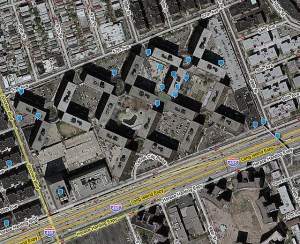 Vista aérea de LeFrak City, Nueva York, con etiquetas de realidad aumentada. Fotografía de Zachary Korb.