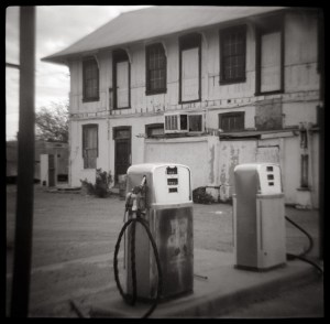 Gasolinera abandonada. Fotografía de moominsean.