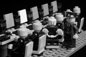 Juego de piezas Lego que representa a un policía deteniendo a un ciberdisidente.